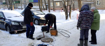 Боремся с засорами! Механическая прочистка выпусков канализации на ул. Пушанина 22.