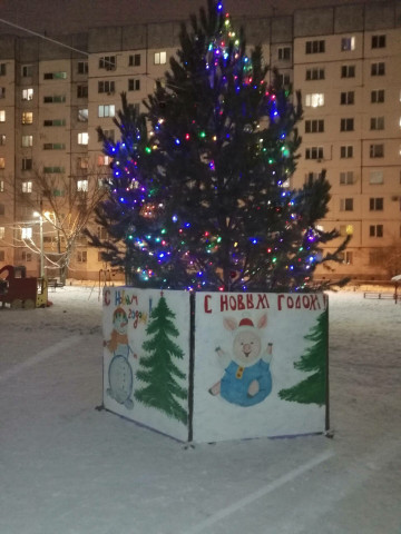 Продолжаем создавать новогоднее настроение! По традиции установили во дворах елочки.🌲🎄🌲